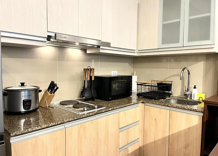 Bgc 1br, Steps To Venice Mall, 300mbps Fiber, Balcony, Pool 19j Manille