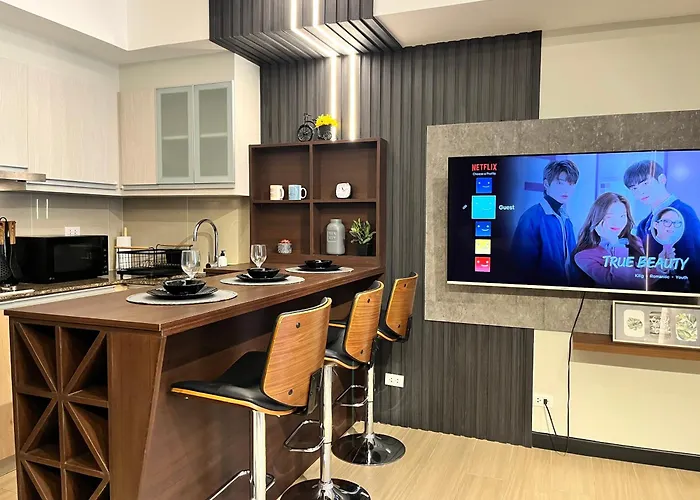 Bgc 1br, Steps To Venice Mall, 300mbps Fiber, Balcony, Pool 19j Manille