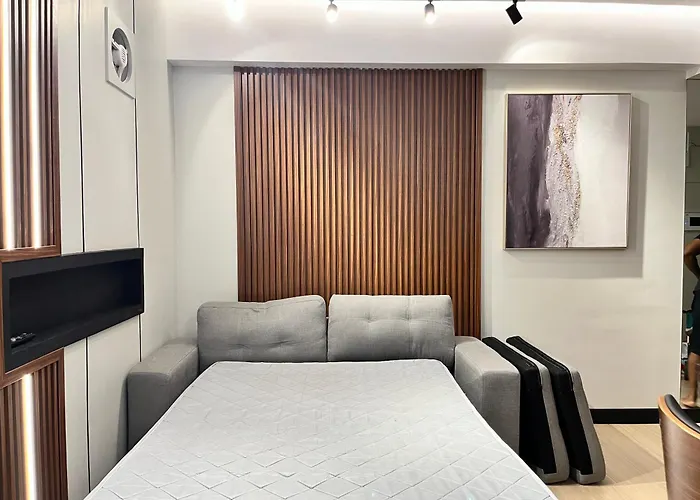 Appartement Bgc 1br, Steps To Venice Mall, 300mbps Fiber, Balcony, Pool 19j *