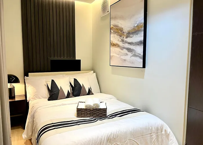 Bgc 1br, Steps To Venice Mall, 300mbps Fiber, Balcony, Pool 19j Manille