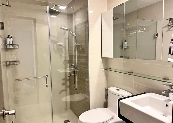 Bgc 1br, Steps To Venice Mall, 300mbps Fiber, Balcony, Pool 19j Manille