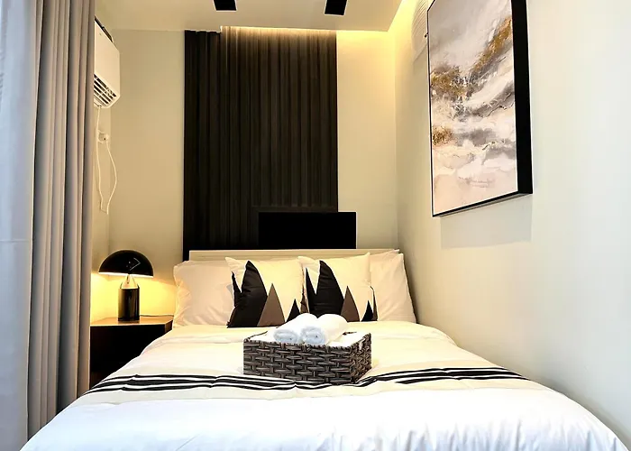Bgc 1br, Steps To Venice Mall, 300mbps Fiber, Balcony, Pool 19j