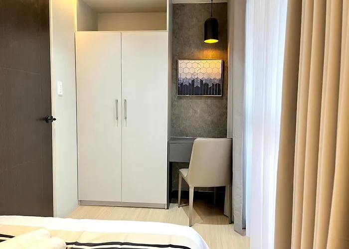 Bgc 1br, Steps To Venice Mall, 300mbps Fiber, Balcony, Pool 19j *