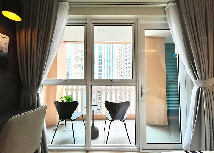 Bgc 1br, Steps To Venice Mall, 300mbps Fiber, Balcony, Pool 19j *